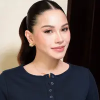 Dalam potret terbaru yang dibagikan makeup artist-nya, istri Al Ghazali itu tampil begitu fresh dengan riasan soft glam yang menonjolkan pregnancy glow alami di wajahnya. Kulitnya tampak sehat, bercahaya, dan flawless tanpa terlihat berlebihan. [@louisedaniellaa].