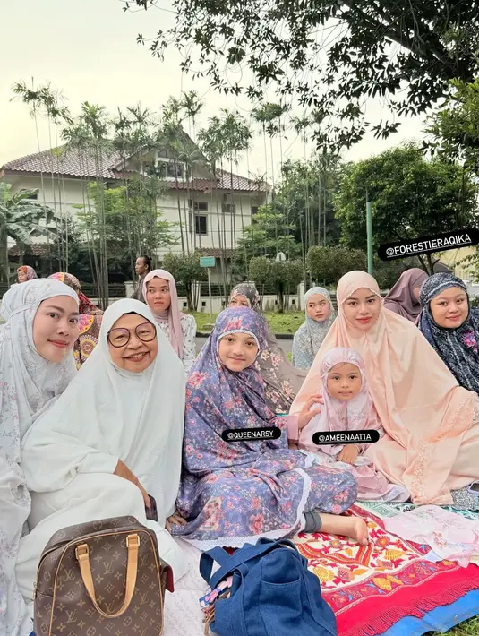Aurelie Hermansyah sholat ied bersama Ameena dan Arsy dengan makeup minimalis. Ia hanya memulas lip tint dengan eyelash extension [@aurelie.hermansyah]