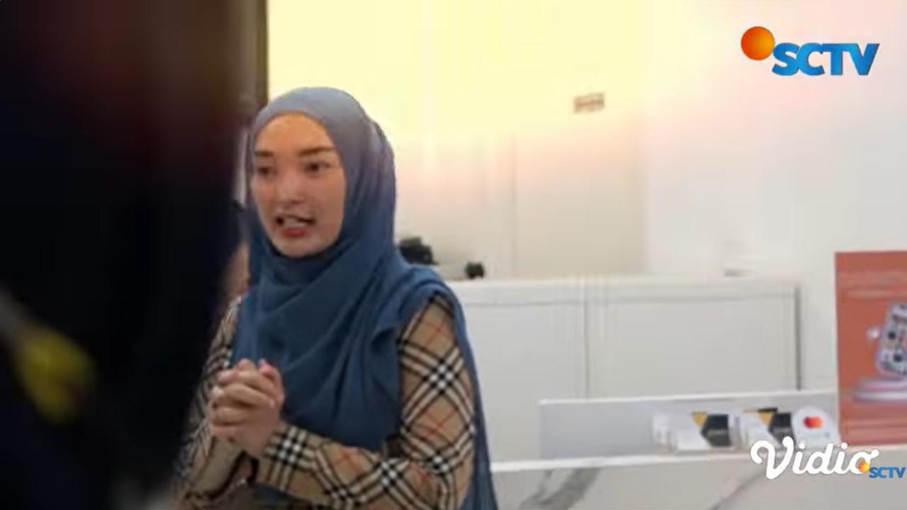 Zaskia Gotik berhijab