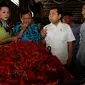 Ketua DPR RI Setya Novanto berbincang saat sidak di Pasar Induk Kramat Jati, Jakarta Timur, Kamis (12/1). Harga cabai merah di Pasar Induk Kramat Jati mencapai Rp100 ribu per kg dan pernah menyentuh Rp 120 ribu per kg. (Liputan6.com/Johan Tallo)