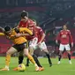 Penyerang Wolverhampton Wanderers, Pedro Neto berusaha mengontrol bola dari kawalan bek Manchester United, Harry Maguire dan Eric Bailly pada pertandingan lanjutan Liga Inggris di Stadion Old Trafford, Rabu (30/12/2020).  (Michael Regan, Pool via AP)