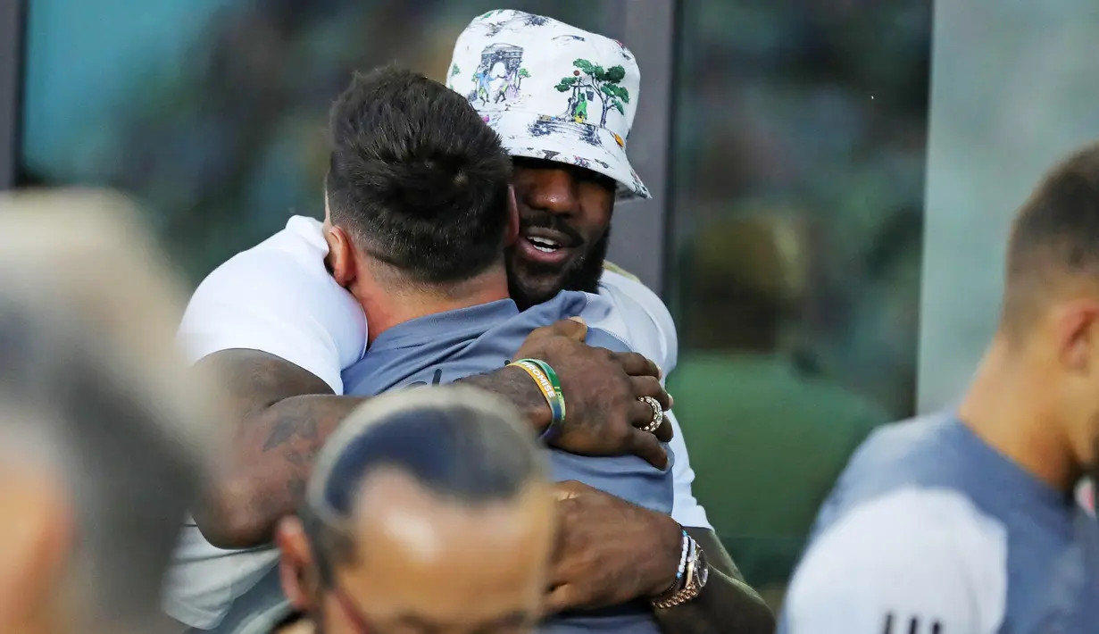 Pebasket LA Lakers LeBron James memeluk Lionel Messi menjelang pertandingan Inter Miami vs Cruz Azul pada ajang League Cup atau Piala Liga di Stadion DRV PNK, Fort Lauderdale, Florida, Sabtu (22/7/2023). (Photo by Megan Briggs / GETTY IMAGES NORTH AMERICA / Getty Images via AFP)
