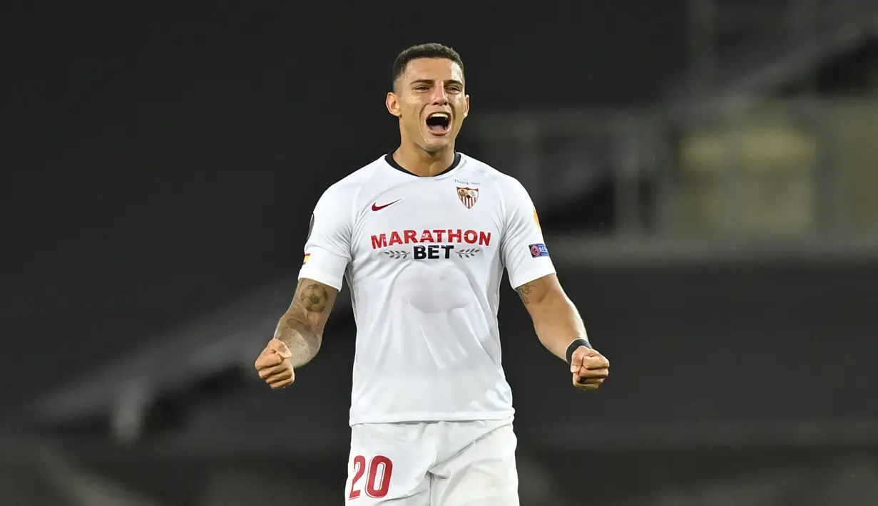 1. Diego Carlos - Pemain berusia 27 tahun ini tampil memukau bersama Sevilla di laga Liga Europa. Tendangan salto Diego Carlos ke gawang Inter Milan membawa Sevilla meraih trofi juaara Liga Europa 2019/2020. (AFP/Martin Meissner/pool)