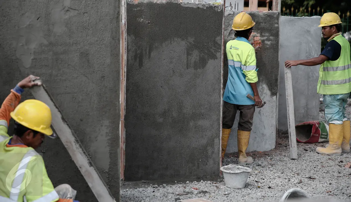 Pekerja menyelesaikan proyek Taman Aspirasi Monas di seberang Istana Presiden, Jakarta, Kamis (2/6). Pembiayaan Taman Aspirasi ini datang dari kerja sama Pemprov DKI dan Corporate Sosial Responsibility (CSR) dari pihak swasta. (Liputan6.com/Faizal Fanani)