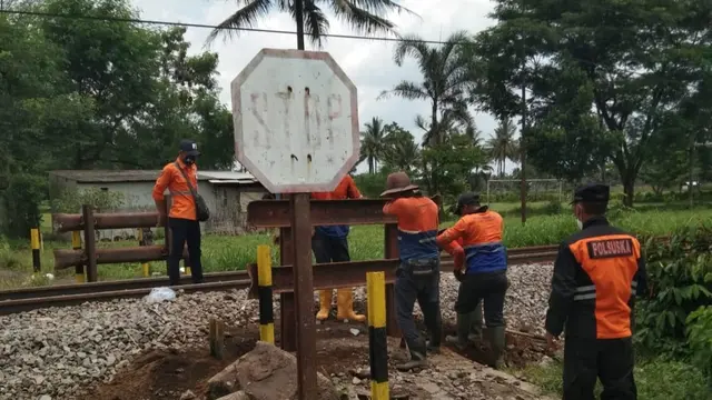 Petugas PT KAI  menutup perlintasan ilegal di wilayah Daop 9 Jember (Istimewa)