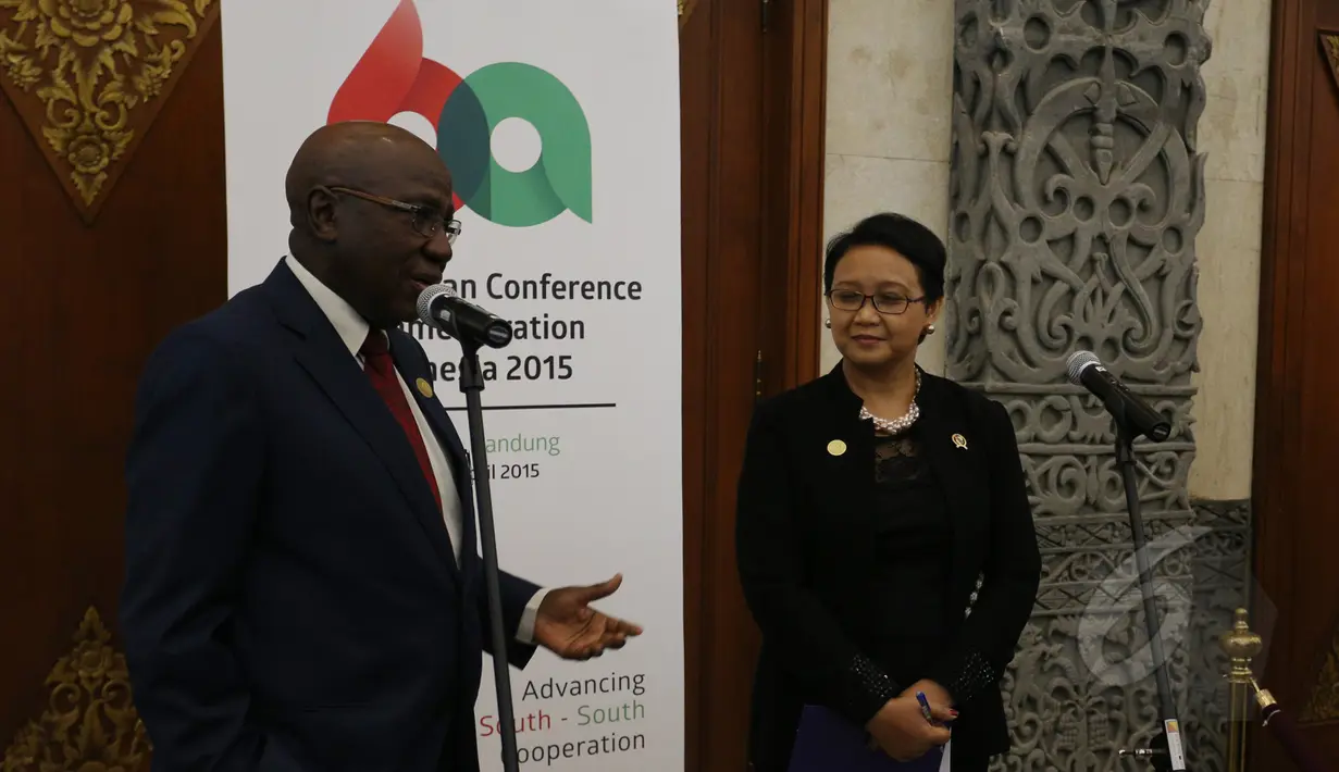 Menlu Retno Marsudi (kanan) memberi keterangan pers bersama Menlu Burkina Faso, Djibrill Yipene Bassole usai pertemuan bilateral kedua negara dalam rangkaian KTT Asia-Afrika di JCC, Selasa (21/4/2015). (Liputan6.com/Herman Zakharia)