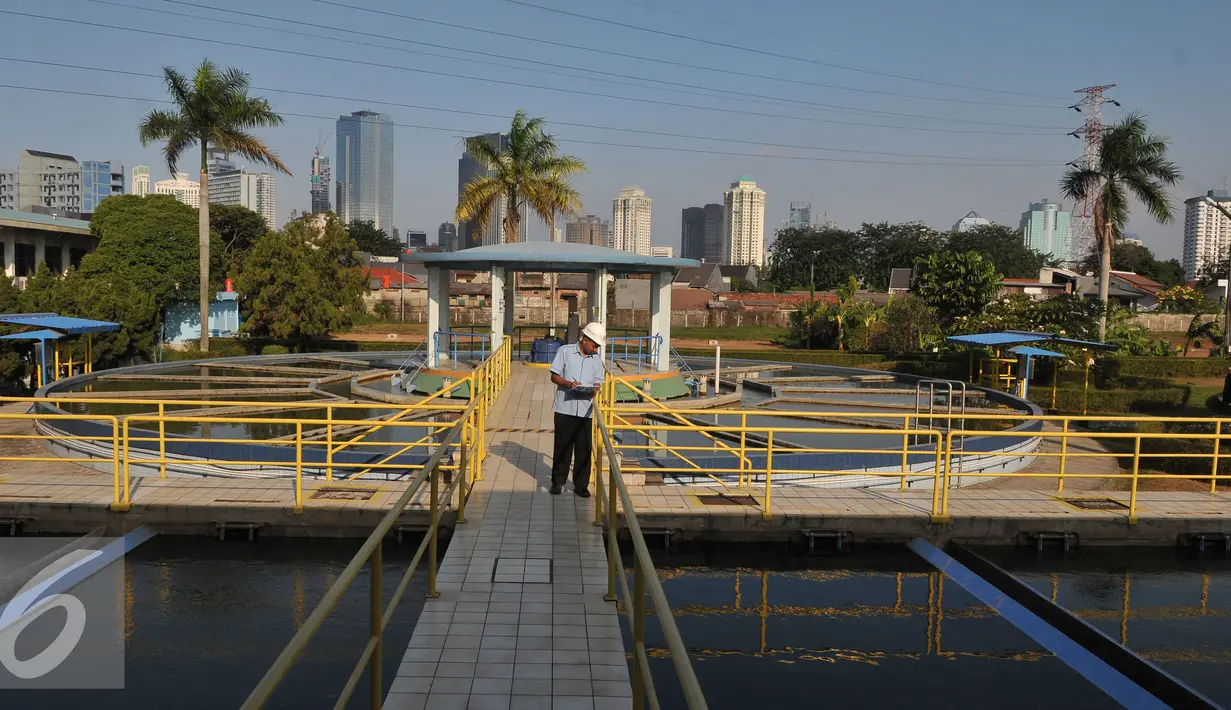 Petugas mengecek persedian air bersih di instalasi pengolahan air Palyja, Jakarta, Rabu (29/7/2015). Persedian air di wilayah DKI Jakarta masih aman dengan distribusi air 8600 liter perdetik. (Liputan6.com/Herman Zakharia)