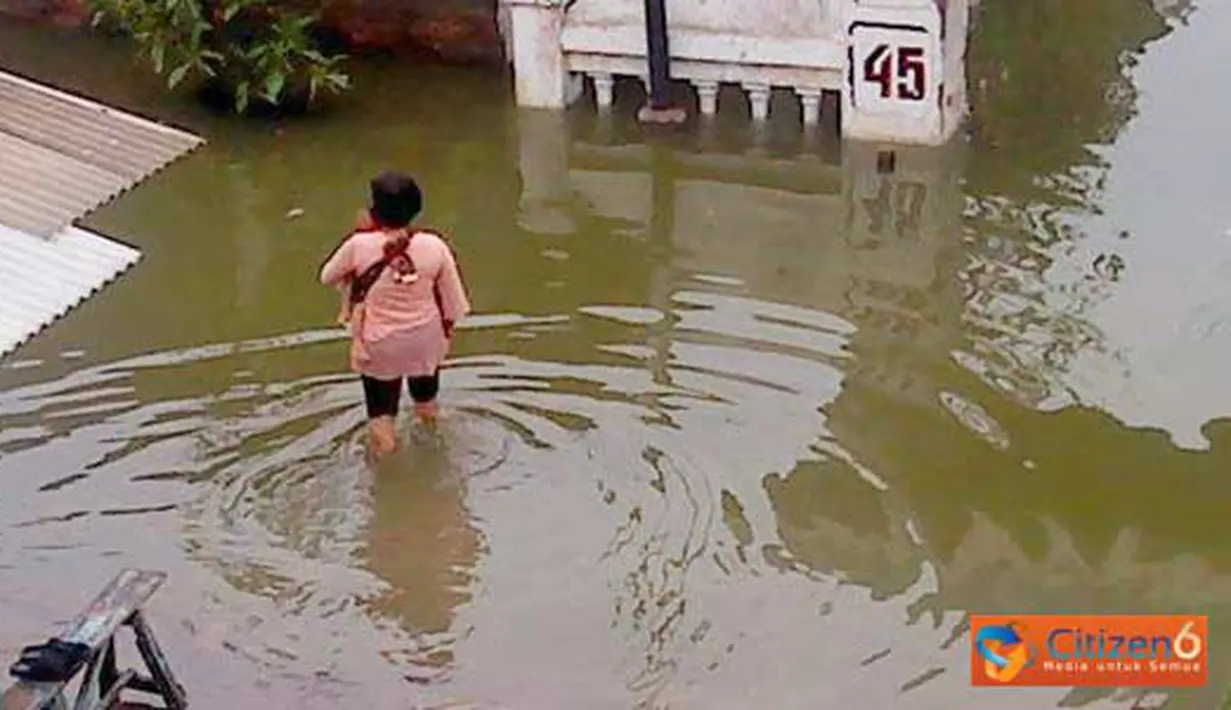 Citizen6, Demak: Banjir setinggi lutut orang dewasa menggenangi Perumahan Pondok Raden Patah, RW 03, Demak, Minggu (24/4).
Perumahan tersebut berada di perbatasan Semarang-Demak. (Pengirim: Shari)