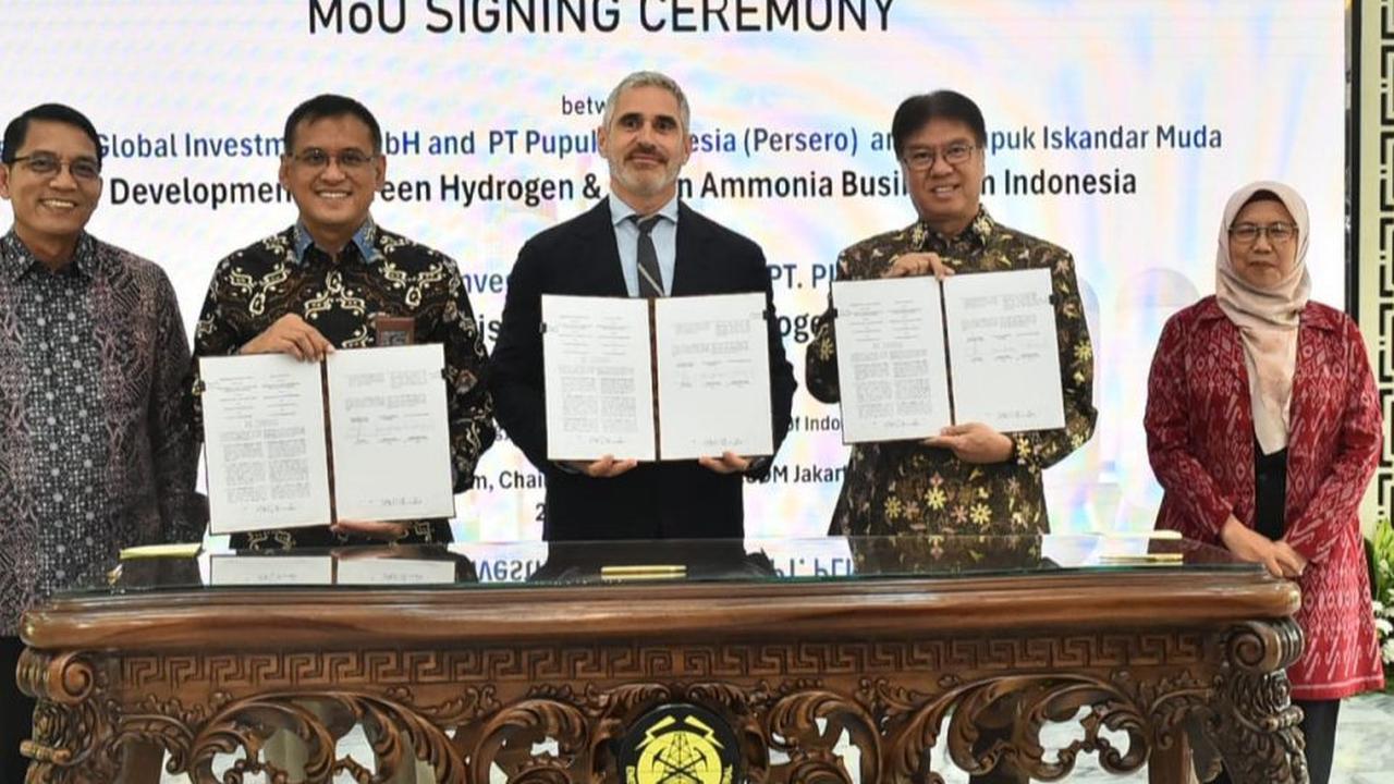 PT PLN (Persero) dan PT Pupuk Iskandar Muda (PIM) menandatangani nota kesepahaman (MoU) terkait pengembangan produksi hidrogen hijau di Indonesia dengan perusahaan Jerman, August Global Investment (AGI).
