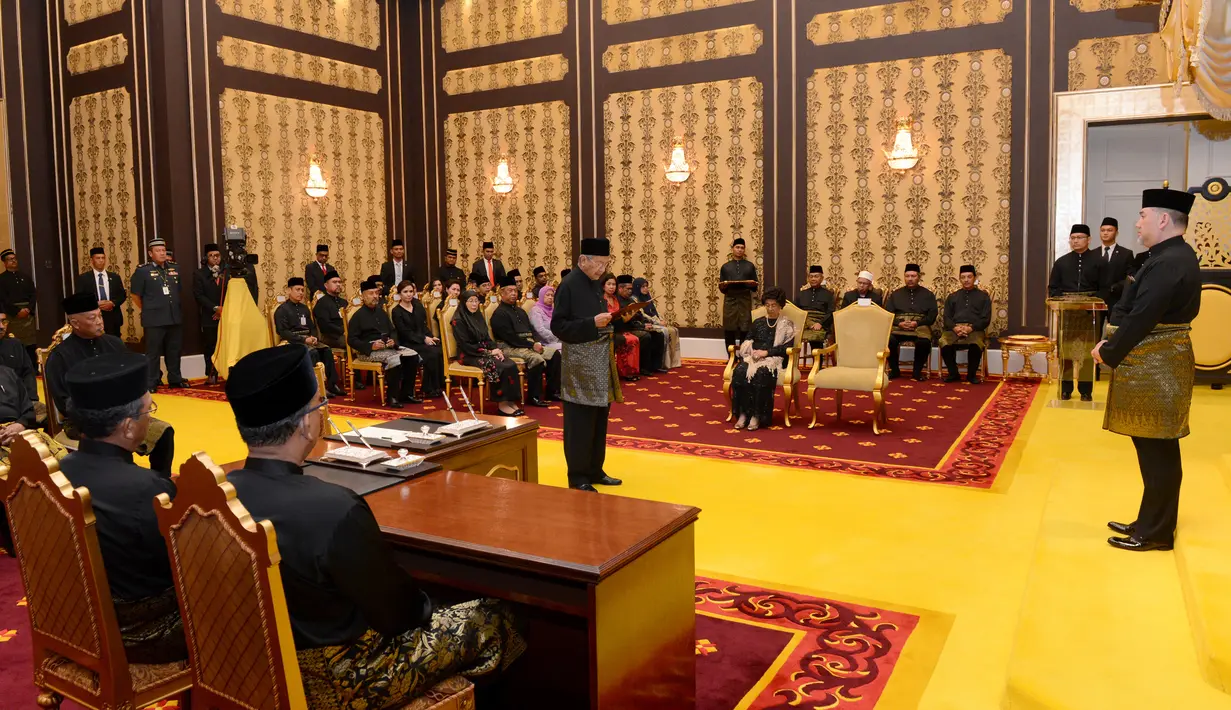 Suasana saat Perdana Menteri Malaysia baru, Mahathir Mohamad membacakan sumpah jabatan di Istana Nasional di Kuala Lumpur (10/5). Mahathir Mohamad akhirnya resmi dilantik sebagai perdana menteri ketujuh Malaysia. (AFP Photo/ Istana Nasional Malaysia)