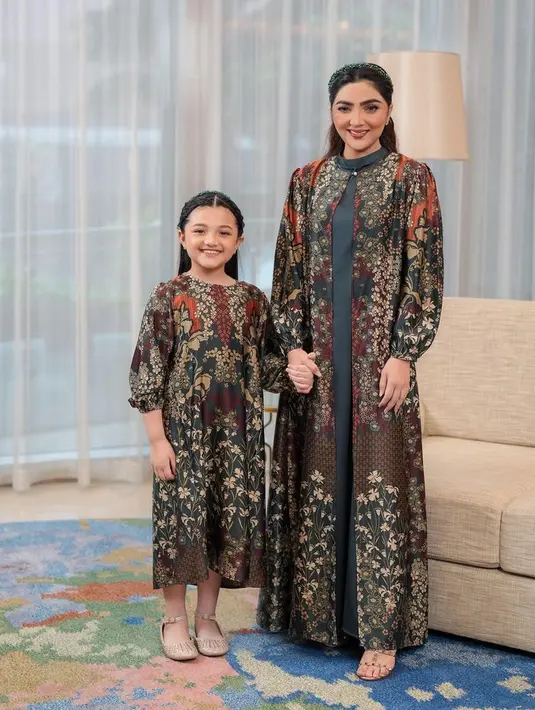 Baju Lebaran anak bergaya twinning dengan sang mama bisa ditemukan di Geulis. Motif eksklusif dan warna yang elegan membuat tampilan mengesankan. [Foto: @geulis.id]