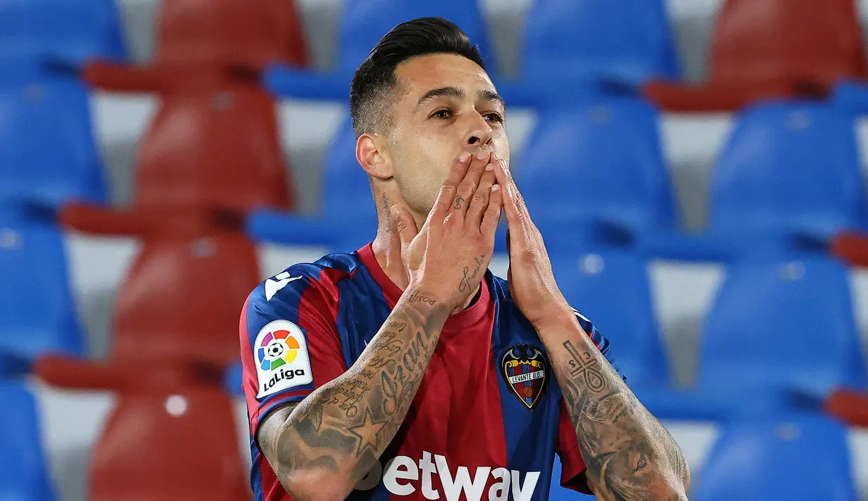 Striker Levante, Sergio Leon melakukan selebrasi usai mencetak gol penyeimbang 3-3 ke gawang Barcelona dalam laga lanjutan Liga Spanyol 2020/2021 pekan ke-36 di Ciutat de Valencia Stadium, Valencia, Selasa (11/5/2021). Levante bermain imbang 3-3 dengan Barcelona. (AFP/Jose Jordan)