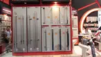 Salah satu peserta pameran Mega Build Technology  2016 memperkenalkan produknya kepada pengunjung, JCC, Jakarta, Jumat (18/3/2016). Mega Build Technology  2016 menghadirkan lebih dari 1.000 brand ternama. (Liputan6.com/Angga Yuniar)