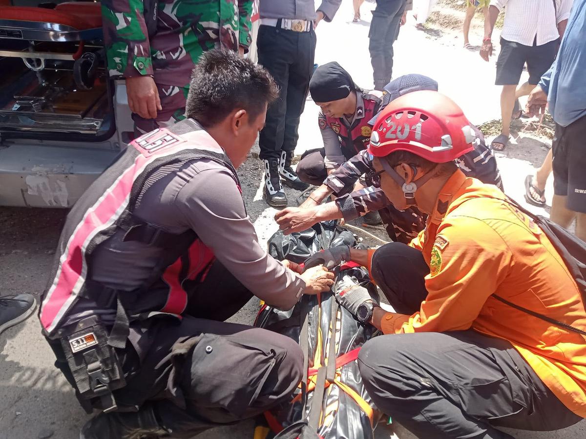 WNA dievakuasi petugas dari tebing pantai kelingking, Sabtu (12/9). (dokumen Humas Polres Klungkung).
