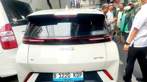 Detik-Detik BYD Tabrak Beruntun 4 Mobil dan Lindas Ojol di Jaksel