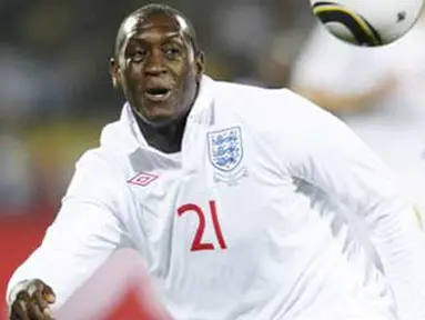 Gaya striker Inggris Emile Heskey di laga penyisihan Grup C PD 2010 melawan AS di Royal Bafokeng Stadium, Rustenburg, 12 Juni 2010. AFP PHOTO / TIMOTHY A. CLARY 