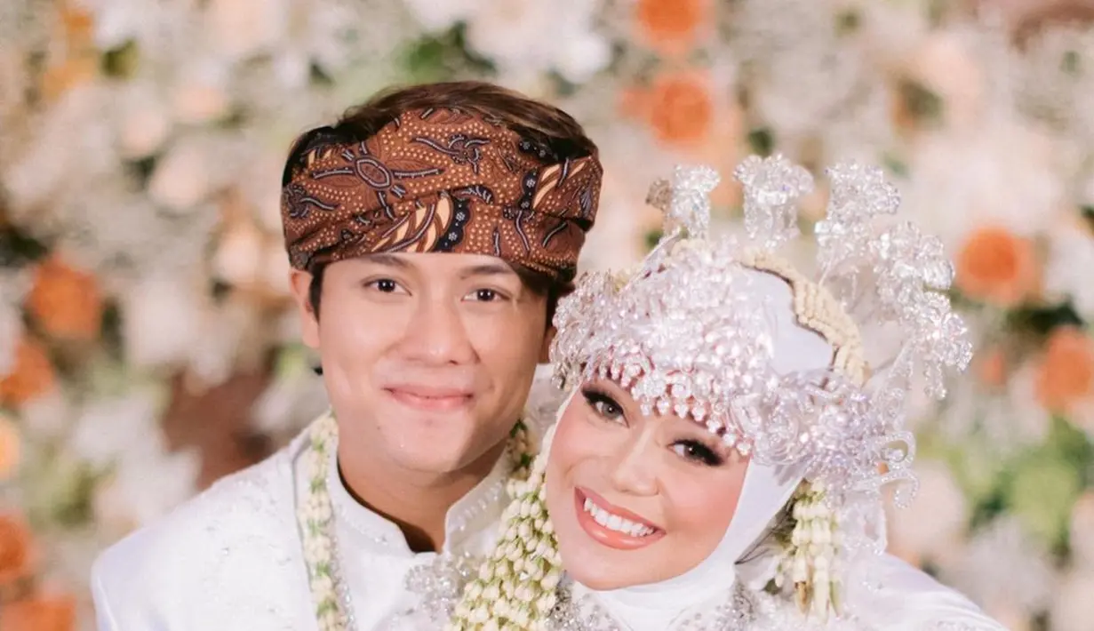 Setelahnya, Rizky Billar minta maaf ke sejumlah pihak yang tak diundang karena keterbatasan kapasitas. “Kami tau beberapa dari kalian kecewa, bukan cuma kalian.. mungkin bisa dibilang kami lebih kecewa dan sedih sebenarnya. Tapi ini semua harus kami lakukan untuk mematuhi peraturan dan juga demi kebaikan bersama.” Kini kekecewaan lain datang. Rumah tangga mereka diwarnai talak satu dan laporan ke polisi terkait dugaan KDRT. (Foto: Dok. Instagram @rizkybillar)