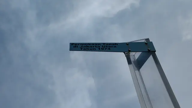 Tugu Penurunan Muka Tanah di sisi Jembatan Kali Besar, Kelurahan Pinangsia, Kecamatan Taman Sari, Jakarta Barat. (Liputan6/Rio Ferdinand)