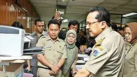 Gubernur DKI Jakarta, Fauzi Bowo memeriksa daftar hadir di komputer saat inspeksi mendadak di Badan Kepegawaian Daerah Provinsi DKI, Jakarta, Kamis (24/9). (Antara)