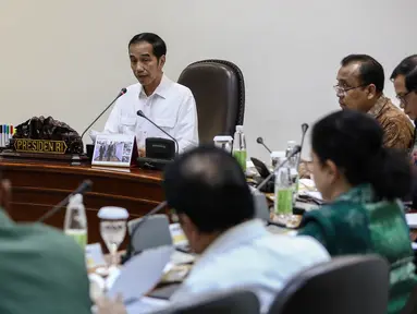 Presiden Jokowi memimpin rapat kabinet terbatas di Kantor Kepresidenan, Jakarta, Jumat (12/8). Rapat tersebut membahas soal pencegahan dan penanganan kebakaran hutan dan lahan. (Liputan6.com/Faizal Fanani)