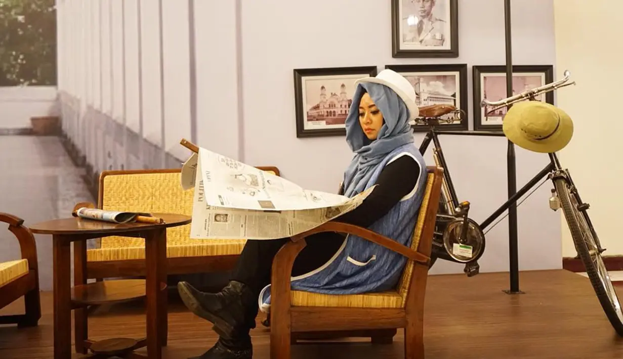 Wanita yang akrab disapa Vindy ini mulai dikenal dengan video YouTube tutorial face painting mirip karakter seperti Jokowi, Suzanna, Soekarno, dan karakter lain. Tak hanya itu ia juga memiliki penampilan yang modis.
(Liputan6.com/IG/@inivindy)
