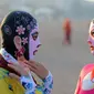 Rancangan "facekini" awalnya dipakai oleh para wanita setengah baya untuk melindungi diri dari sengatan sinar matahari di pantai. (Sumber Tencents via Shanghaiist.com)