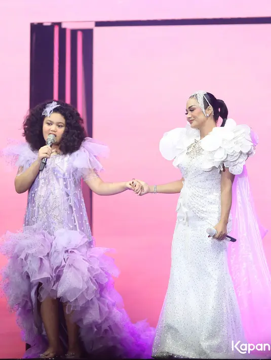 <p>Krisdayanti dan Amora Lemos (Budy Santoso/KapanLagi.com)</p>