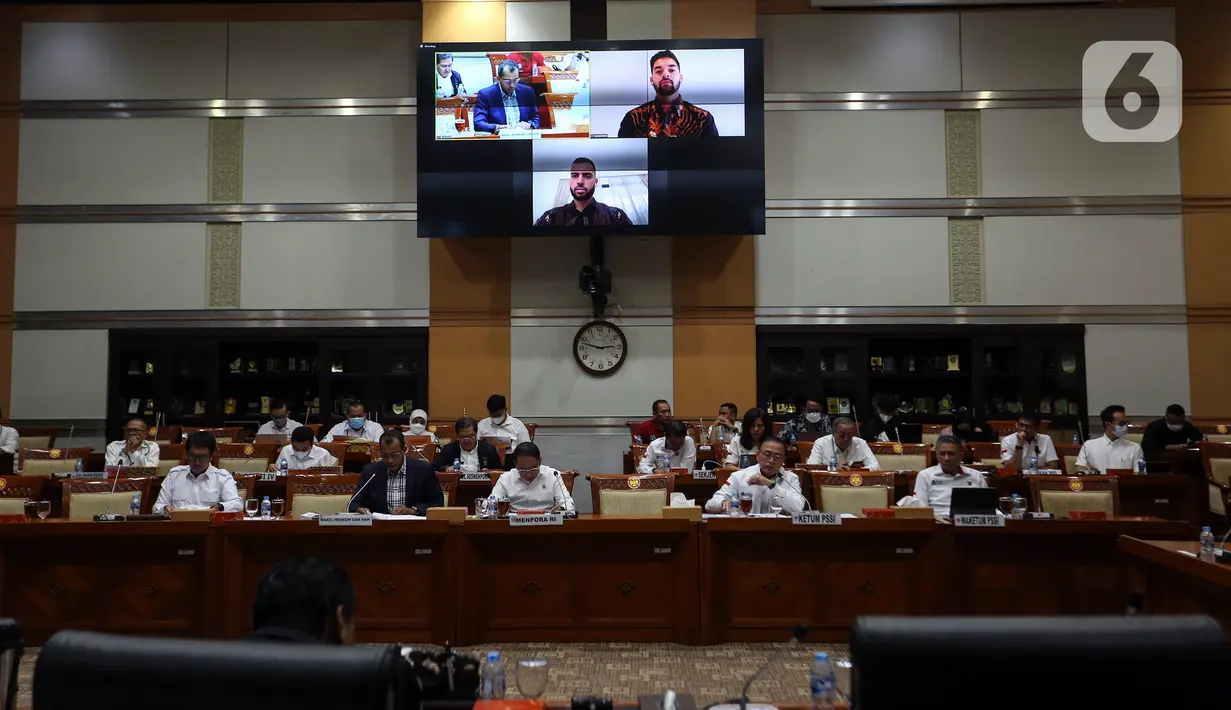 Suasana saat Menteri Pemuda dan Olahraga (Menpora) Zainudin Amali (depan tengah) bersama Ketua PSSI Mochamad Iriawan (depan kedua kanan) saat Rapat Kerja (Raker) dengan Komisi III DPR RI di Kompleks Parlemen, Senayan, Jakarta, Senin (29/8/2022). Rapat tersebut membahas program naturalisasi Sandy Walsh dan Jordi Amat. (Liputan6.com/Johan Tallo)