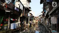 Suasana pemukiman padat penduduk di tepian sungai di Jakarta, Jumat (19/5/2023). (Liputan6.com/Angga Yuniar)