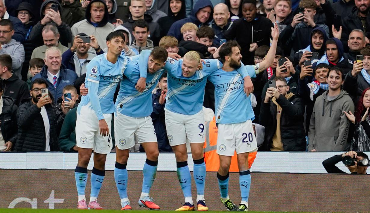 Para pemain Manchester City merayakan gol yang dicetak oleh Erling Haaland ke gawang Manchester United pada laga pekan ke-4 Premier League 2025/2026 di Etihad Stadium, Minggu (14/9/2025) malam WIB. (AP Photo/Dave Thompson)
