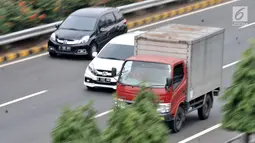 Sejumlah truk melintas di ruas Tol Dalam Kota Cawang-Pluit, Jakarta, Rabu (8/8). Untuk ruas Tol Cawang-Tomang-Pluit dan Tol Tomang-Kembangan, truk dilarang melintas mulai pukul 05.00-22.00 WIB. (Merdeka.com/Iqbal S. Nugroho)