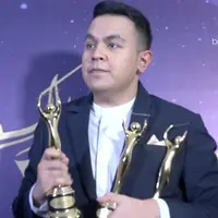 Prestasi yang sangat membanggakan datang dari penyayi Tulus dengan memborong 4 piala sekaligus di acara AMI Awards 2017 tadi malam.