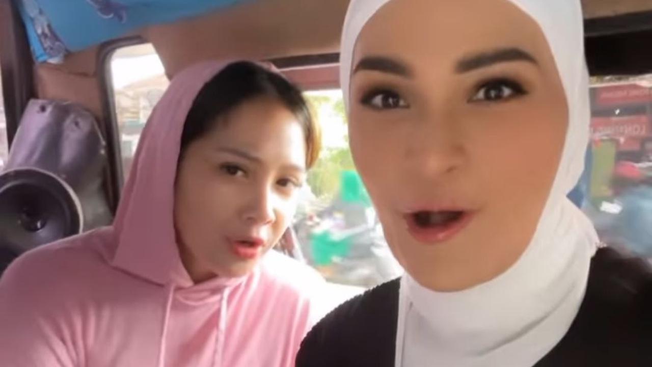 Nagita Slavina dan Putri Zulhas rupanya akan berangkat ke pasar. Keduanya hendak berbelanja.