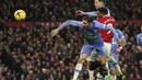 Penyerang Manchester United, Anthony Martial menyundul bola dari kawalan dua pemain Bournemouth pada pertandingan lanjutan Liga Inggris di Old Trafford di Manchester, Inggris, Rabu (4/1/2023). Bournemouth tertahan di posisi ke-15 dengan 16 poin. (AP Photo/Dave Thompson)
