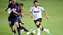 Gelandang Valencia, Nikola Vukcevic, berebut bola dengan bek Levante, Jose Gaya, pada laga pekan ke-28 Liga Spanyol di Stadion Mestalla, Sabtu (13/6/2020) dini hari WIB. Valencia bermain imbang 1-1 atas Levante. (AFP/Jose Jordan)