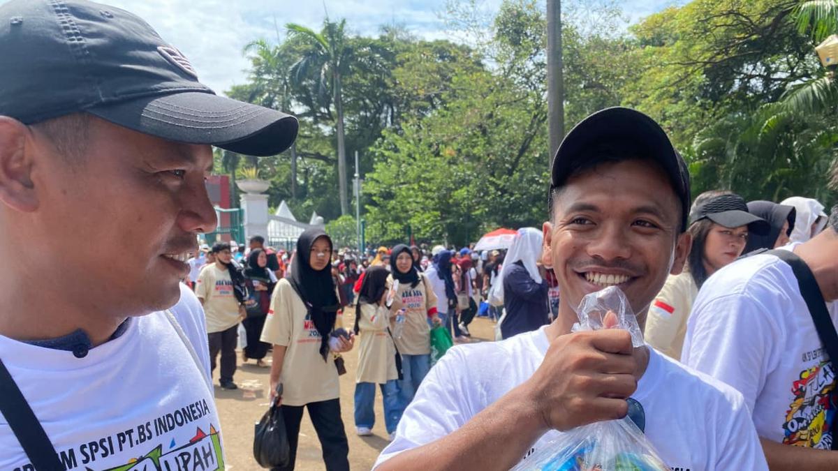 Senyum Buruh Terima Sembako dari Prabowo Saat May Day  #News