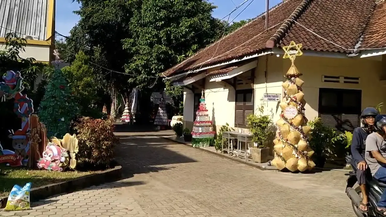 Perayaan Natal 2025 di Gereja Katolik Hati Kudus Yesus, Kota Metro, Lampung, berlangsung unik dengan mengusung tema kepedulian lingkungan. (Liputan6.com/Ardi Munthe)
