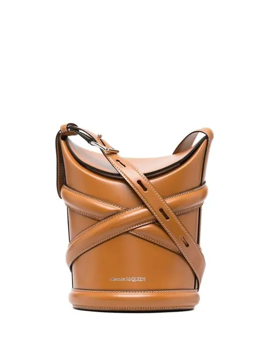 Bucket bag dari Alexander McQueen dengan kisaran harga Rp. 23 juta rupiah.
