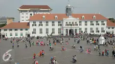 Sejumlah warga berwisata di Kawasan Kota Tua, Jakarta, Jumat (8/7). Kota Tua menjadi salah satu pilihan masyarakat Jakarta ataupun luar Jakarta, untuk mengisi libur lebaran. (Liputan6.com/Gempur M Surya)