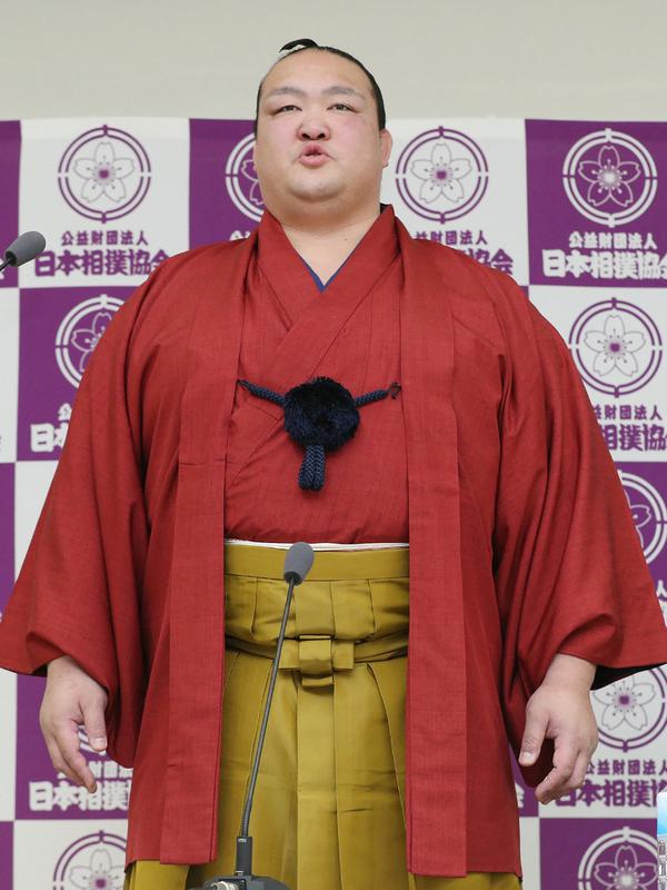 Pemegang predikat grand champion sumo, Kisenosato mengumumkan pensiun dari karirnya di Tokyo, Rabu (16/1). Pengunduran dirinya diumumkan setelah Kisenosato kalah tiga kali berturut-turut dalam turnamen papan atas New Year Grand Sumo. (JIJI PRESS AFP)