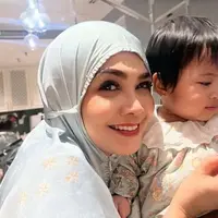 Potret Rieta Amilia Momong Lily (credit: instagram/rieta_amilia)