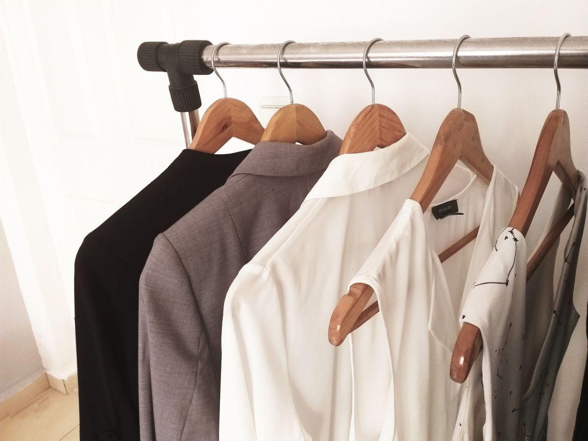 2. Mengenakan Baju Terbalik