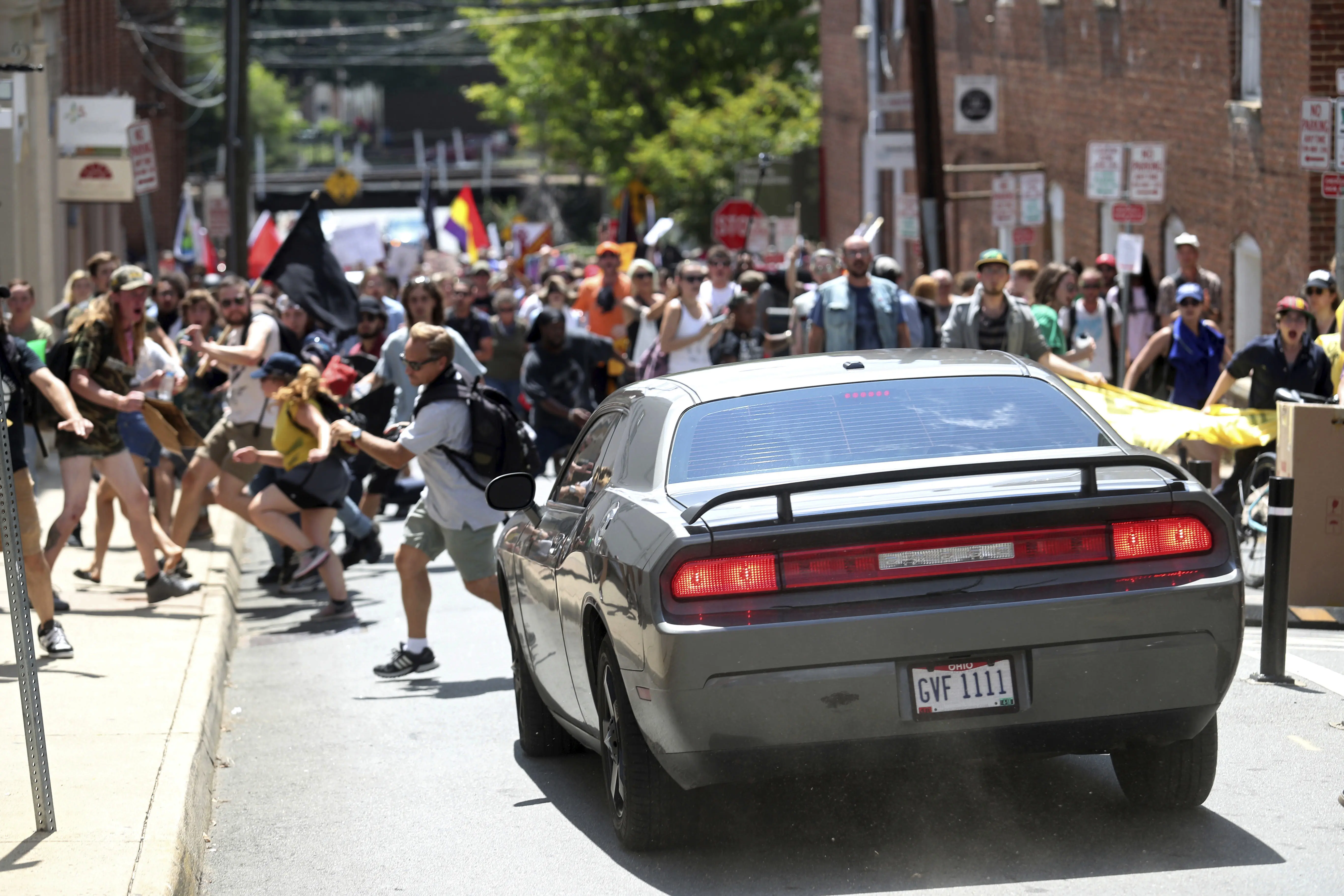 Sebuah sedan hendak menabrak kerumunan demonstran di Charlottesville, Virginia (AP)