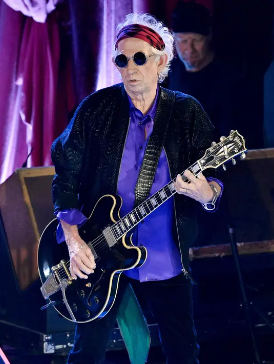 Gitaris Keith Richards dari The Rolling Stones tampil dalam sebuah perayaan perilisan album baru mereka "Hackney Diamonds" pada hari Kamis, 19 Oktober 2023, di New York. (Evan Agostini/Invision/AP)