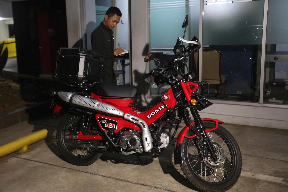FOTO: KPK Sita Puluhan Kendaraan Usai OTT Imigrasi Jakarta Barat