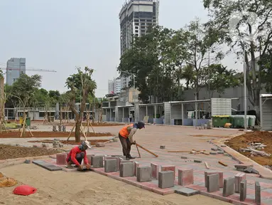 Pekerja menyelesaikan proyek pembangunan pusat kuliner di bekas lahan parkir "Park and Ride" di kawasan MH Thamrin, Jakarta, Sabtu (14/12/2019). Pemprov DKI membangun penyedia ruang usaha mikro kecil ramah lingkungan di kawasan tersebut dengan luas 8.710 meter. (Liputan6.com/Herman Zakharia)