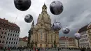 Warga melihat balon bergambar muka para pemimpin negara G7 yang dibuat oleh kelompok ONE, Dresden, Jerman, (27/5/2015). Dresden menjadi tuan rumah pertemuan menteri keuangan dan gubernur bank sentral G7. (REUTERS/Fabrizio Bensch)