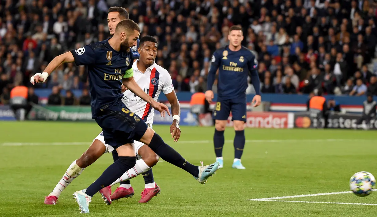 Pemain depan Real Madrid, Karim Benzema menendang bola dalam laga Grup A Liga Champions melawan Paris Saint-Germain (PSG) di Parc des Princes, Rabu (18/9/2019). PSG berhasil menaklukkan tamunya Real Madrid 3-0. (Lucas BARIOULET / AFP)