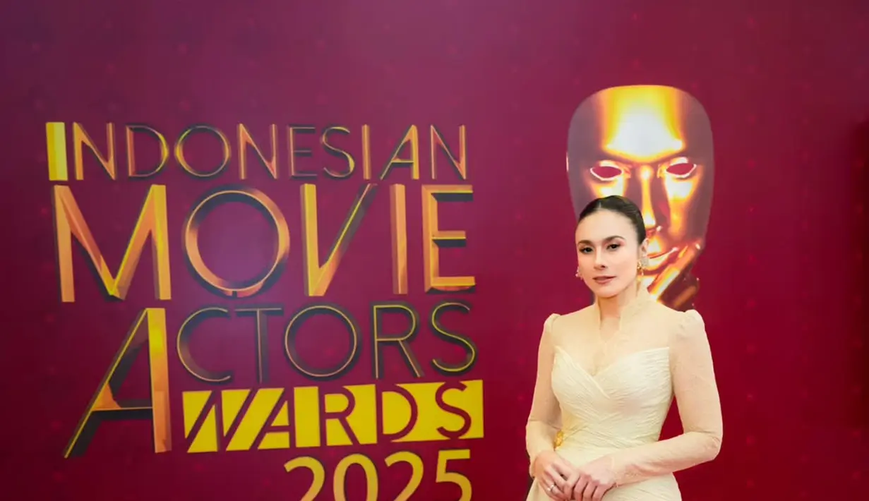 Kebaya ini dilengkapi dengan kain sutra yang jatuh di pinggang dan dipadu dengan kain batik [@wulanguritno]