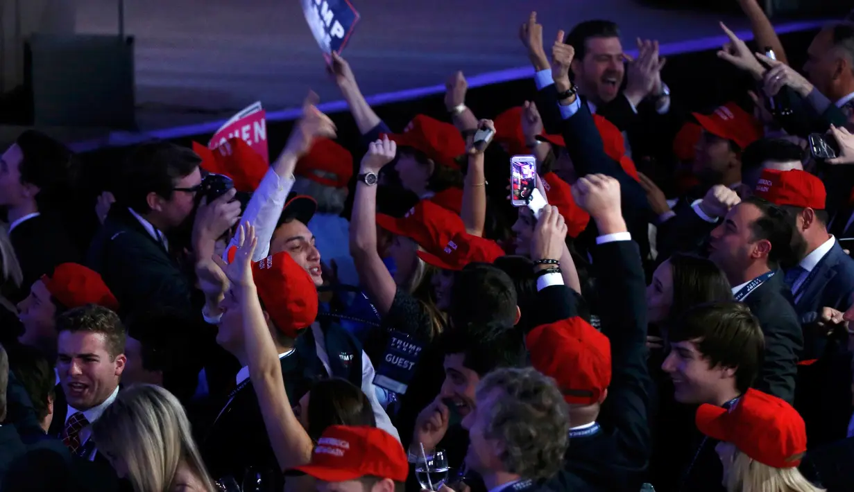 Para pendukung capres dari Partai Republik Donald Trump bergembira saat menyaksikan hasil perhitungan suara Pilpres AS 2016 di Manhattan, New York, AS, (8/11). (REUTERS/Brendan McDermid)